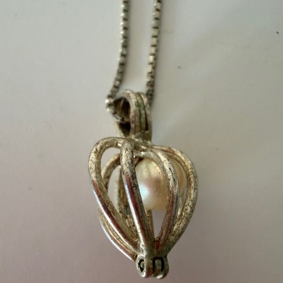 Elegant Silver Pendant Necklace - Picture 3 of 3